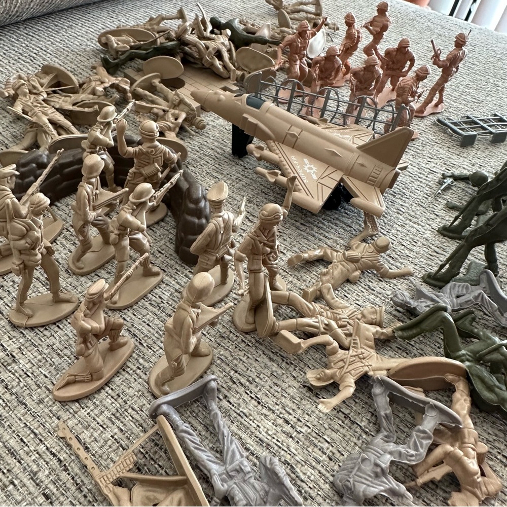 Vintage Plastic Army Men Toy Set – Soldiers, Vehicles & Accessories - Picture 3 of 3